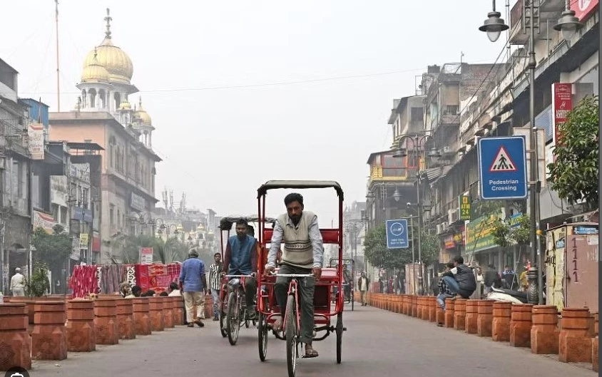 Toxic air divides Delhi between poverty and privilege