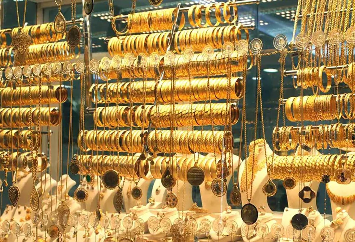 Gold rates decrease by Rs1,300 per tola