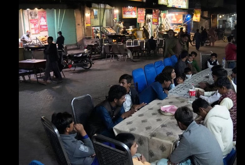 LHC orders sealing of cafes violating time limitations