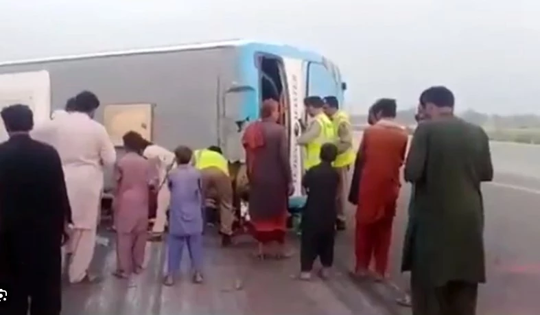 Students injured as school van overturned in Ghotki