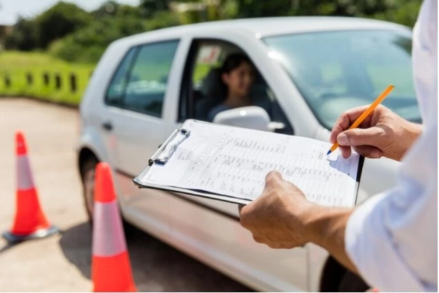 Three arrested in Lahore for using cellphone during driving test