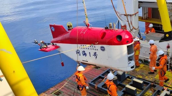 China's first deep-sea drilling vessel to make trial voyage