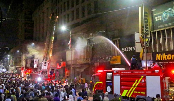 Fire guts mobile phone shops in Karachi’s Saddar market