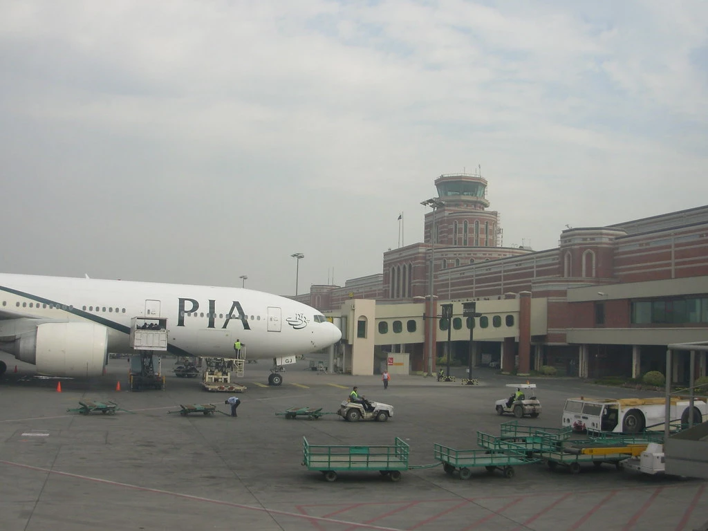 Six flights cancelled as fog blankets Lahore Airport