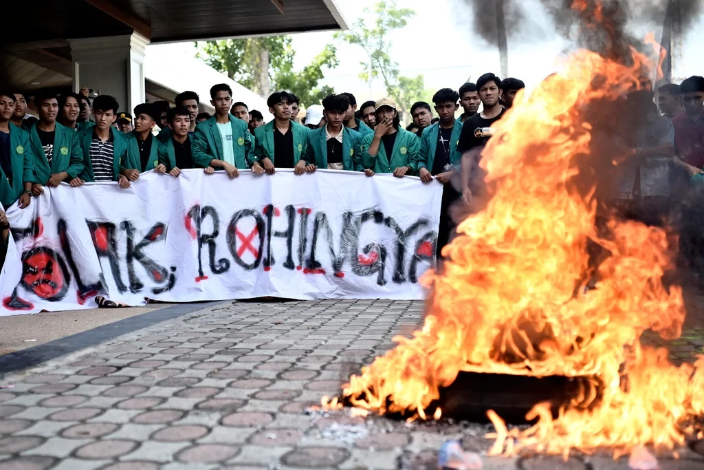 Indonesian students force Rohingya refugees from temporary shelter