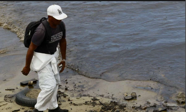 Oil spill blackens part of Venezuela's western coast