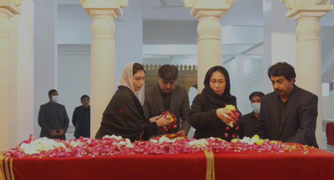 Zardari and Aseefa pay tribute to martyrs of democracy in Larkana