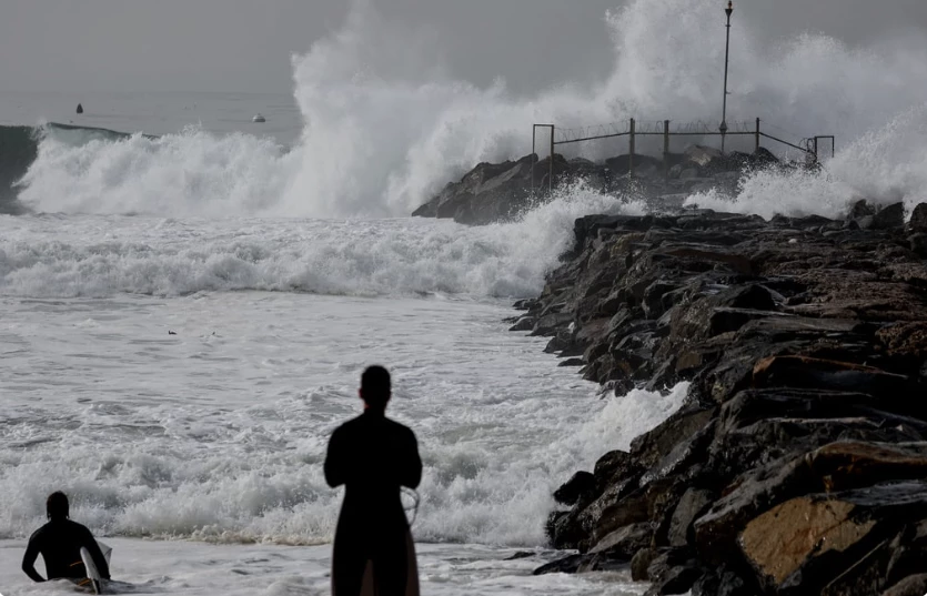 Big waves pound US West Coast