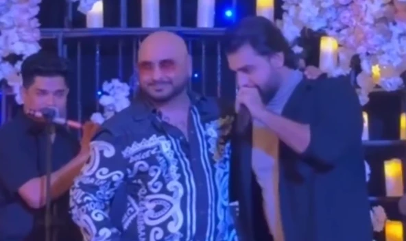 Farhan Saeed steals B Praak’s show by singing ‘Man Bhareya’ better than him