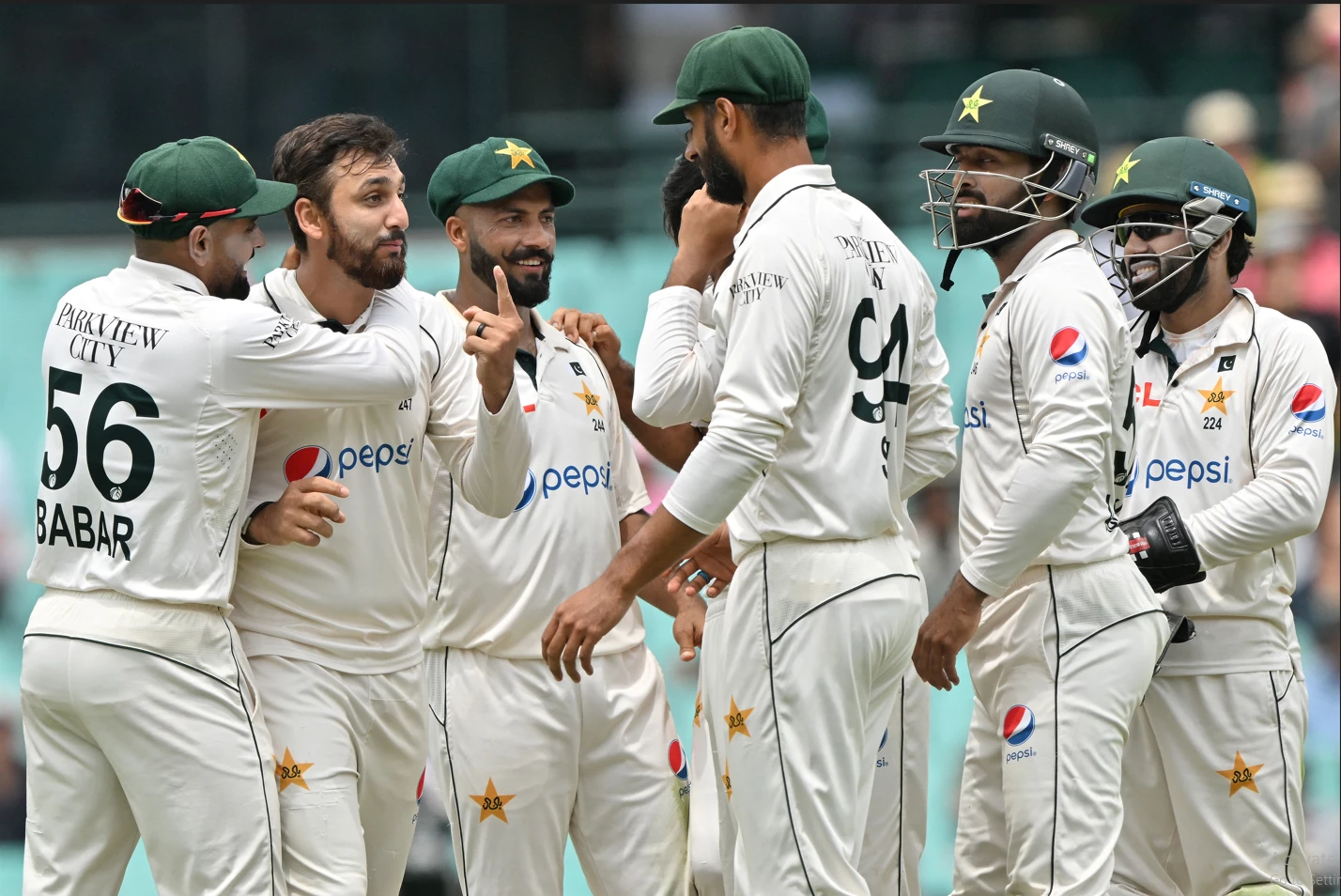 Pakistan stay in the fight in Sydney Test against Australia