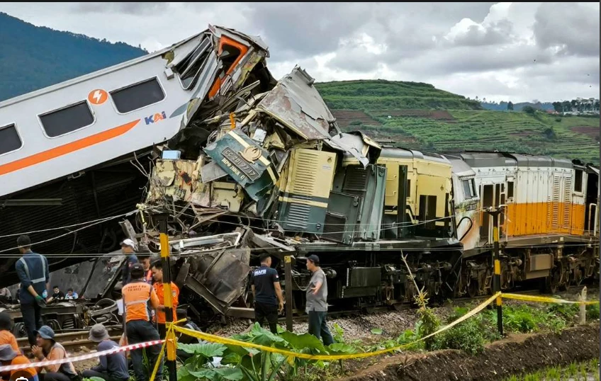 4 dead, 22 injured in Indonesia train collision