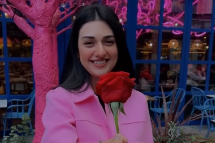 Falak urges Sarah to make smiley face while grabbing flower