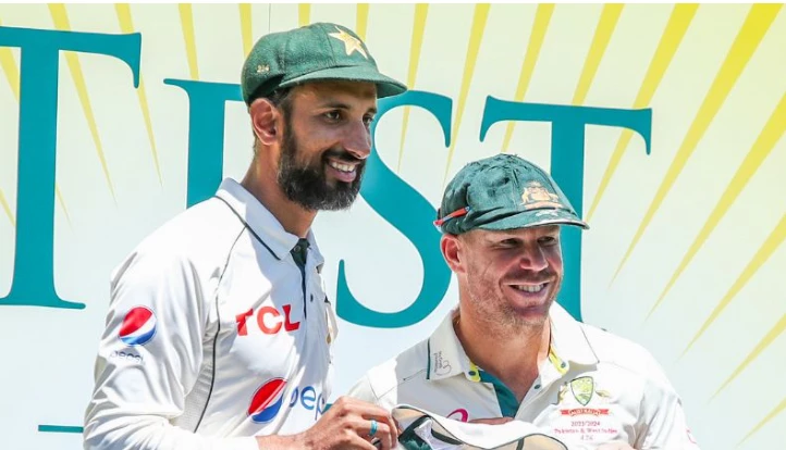 Pakistan’s Shan Masood presents signed jersey to retiring David Warner