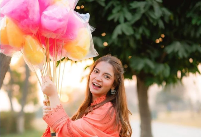 Fans rush to grab cotton candies from Dananeer Mobeen