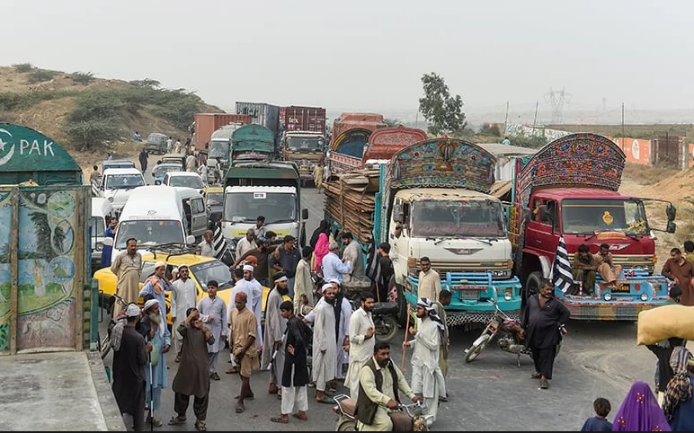 Protesters block Indus Highway in Kashmore against abduction of truck drivers