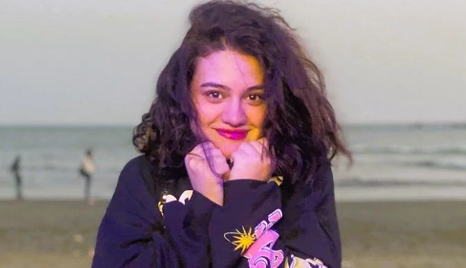 Zara Noor Abbas enthralls fans with cozy beach trip