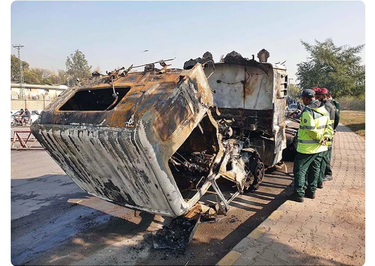 Oil tanker crash spills 10,000-liter fuel in Sadiqabad