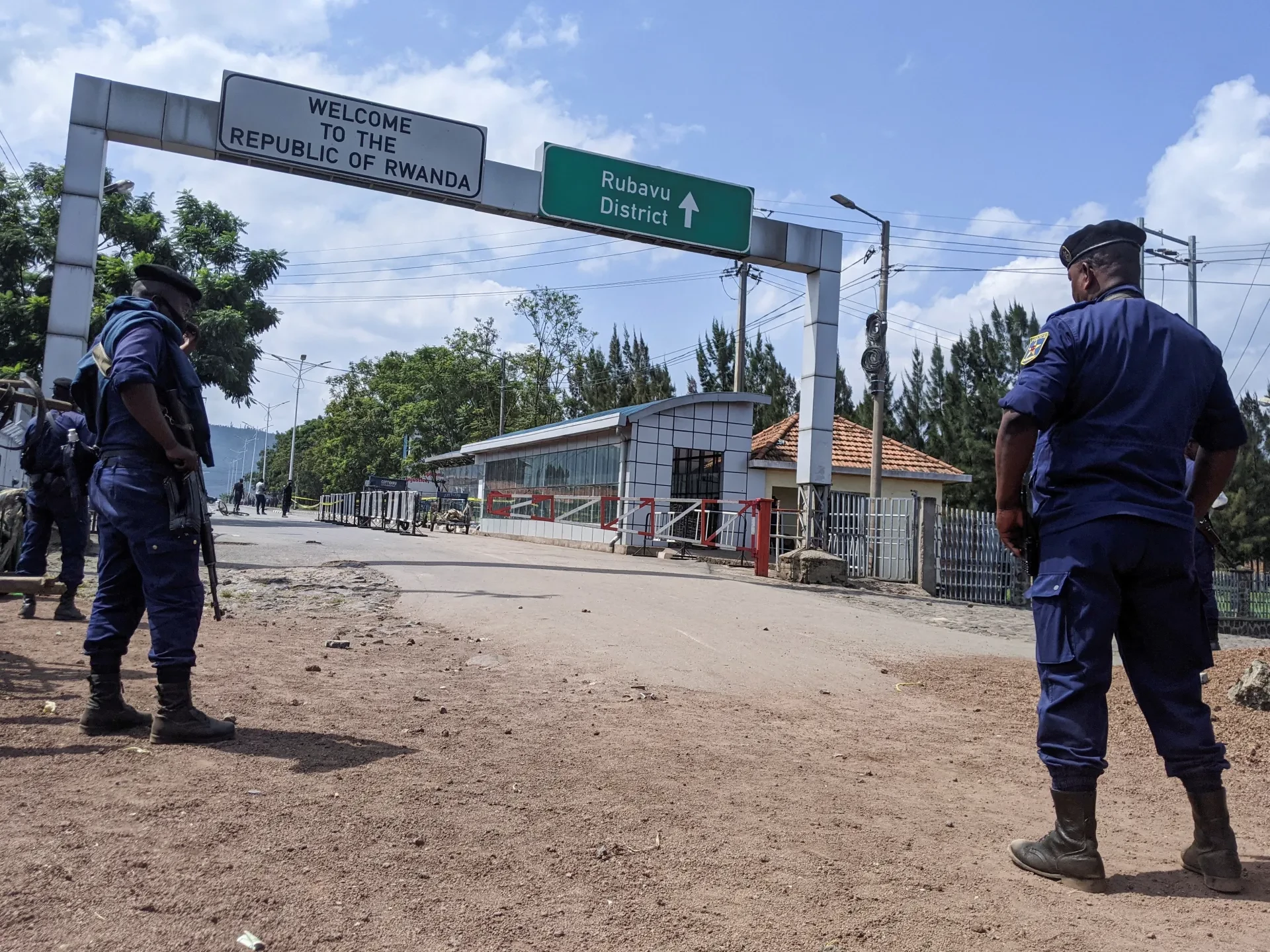 Burundi says closing Rwanda border after claims of backing rebels