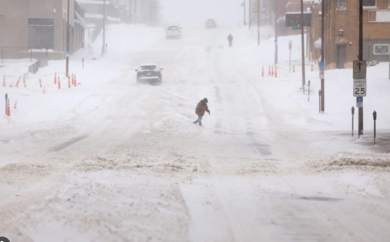 'Intense' US blizzard blows Iowa caucus campaigning off course