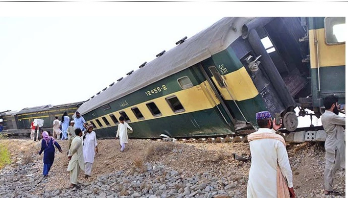 Shalimar Express derails near Bin Qasim Railway Station in Karachi