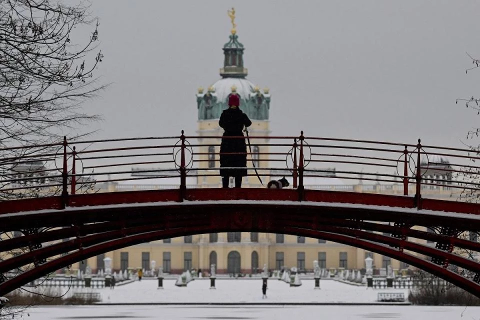 Heavy snow, freezing rain hamper German travel