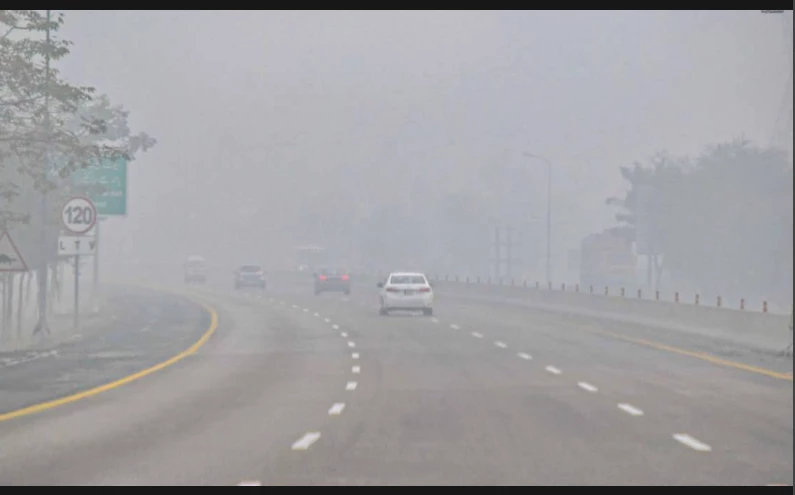 Cold, fog persist in Punjab and KP; several motorways closed for traffic