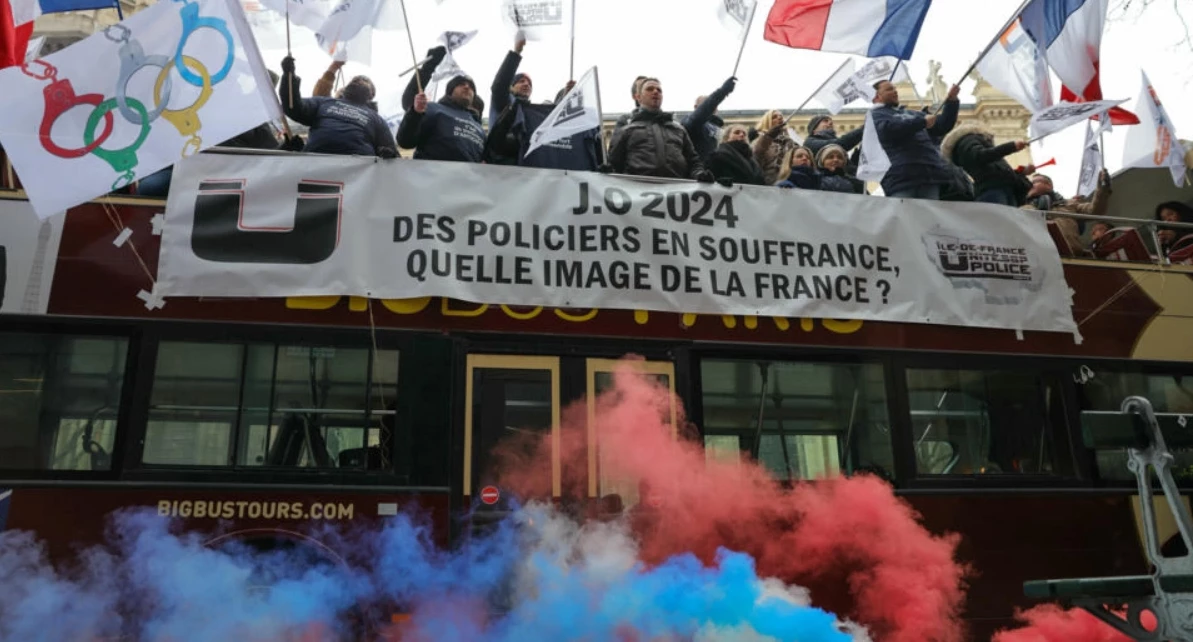 Protesting police underline Paris Olympics strike risk