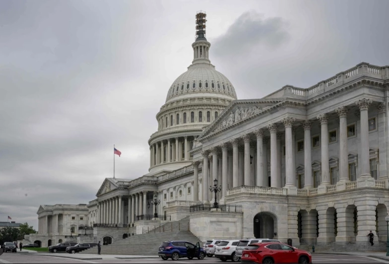 US lawmakers avert damaging government shutdown