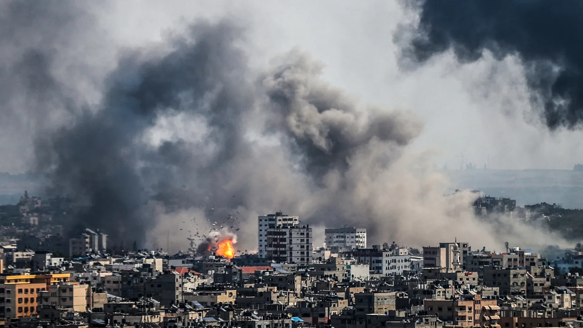 Gunfire, air strikes as Israel pushes south against Gaza militants