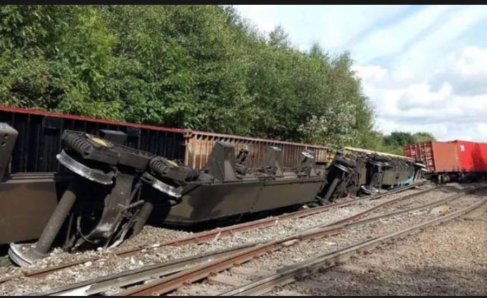 Railway traffic suspended as train derails near Nawabshah