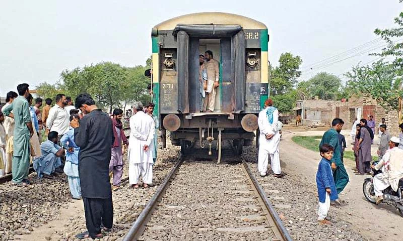 Eight freight containers detached, Railway traffic out of gear