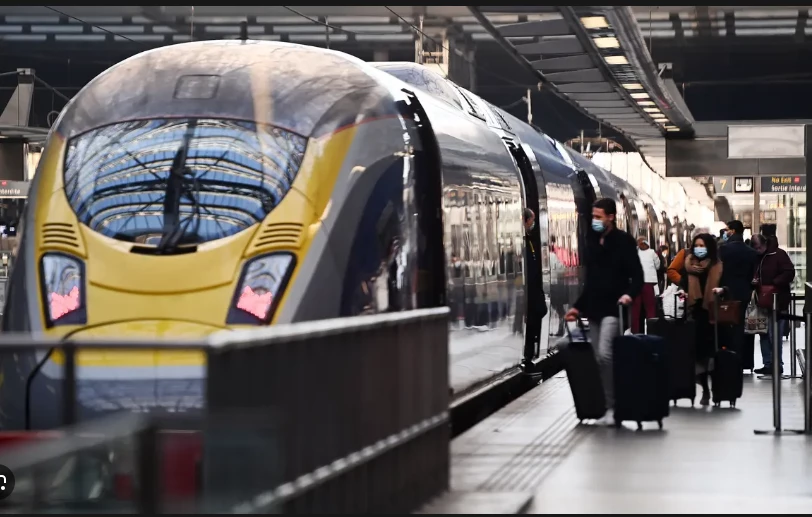 Passengers snub 'expensive' London-Paris Eurostar train for plane