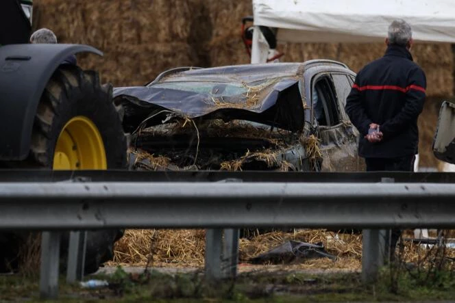 Woman dies after car rams French farmers' roadblock