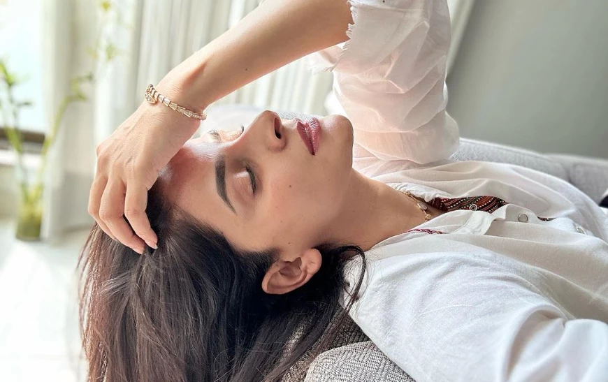 ‘Chale Ao’, Saba Qamar’s poetic caption suggests she is waiting for someone