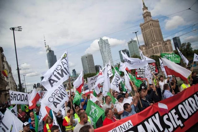 Polish farmers protest against 'uncontrolled' Ukraine imports