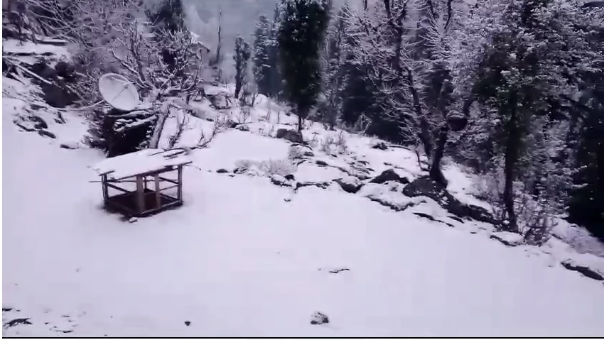 Snowfall blankets Neelum Valley, dense fog grips Punjab