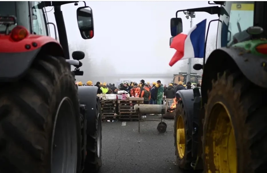 French PM to visit farm as agricultural unions vow Paris 'siege'