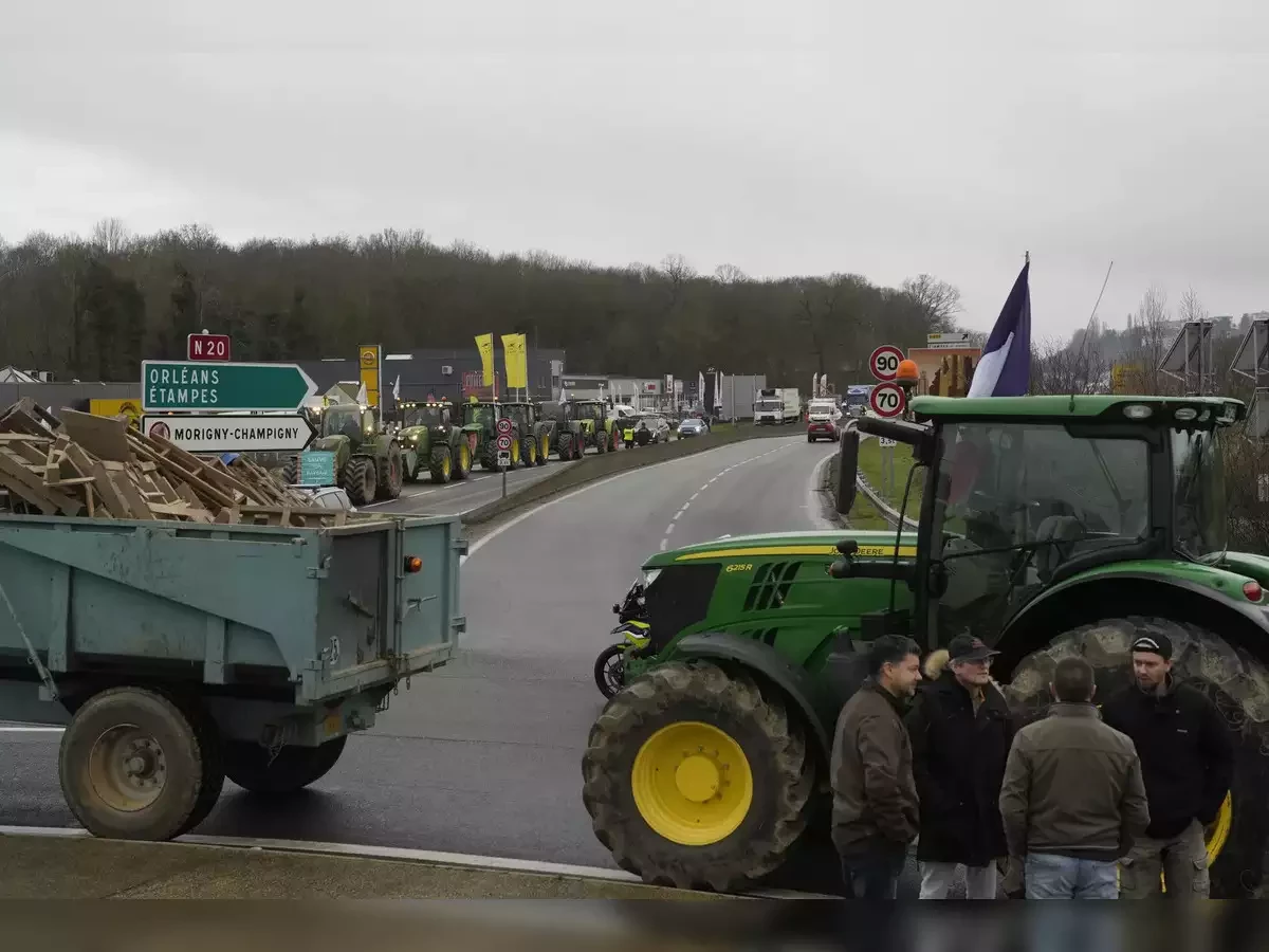 Protesting French farmers start blockade of Paris