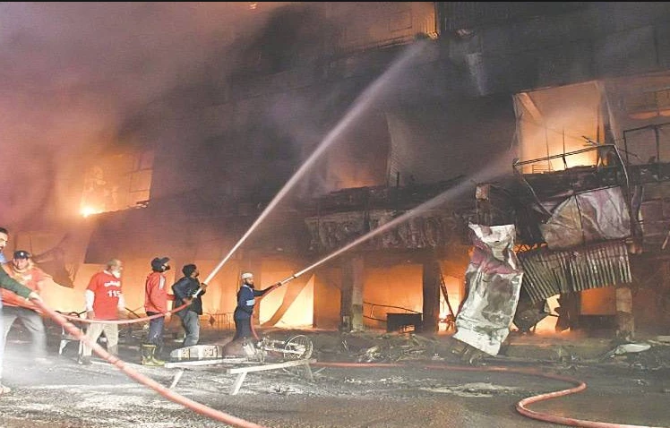 Fire erupts in Jubilee Center’s cloth godown in Karachi