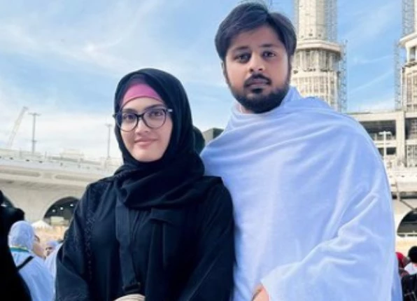 Iqra Kanwal and Areeb Pervaiz perform Umrah