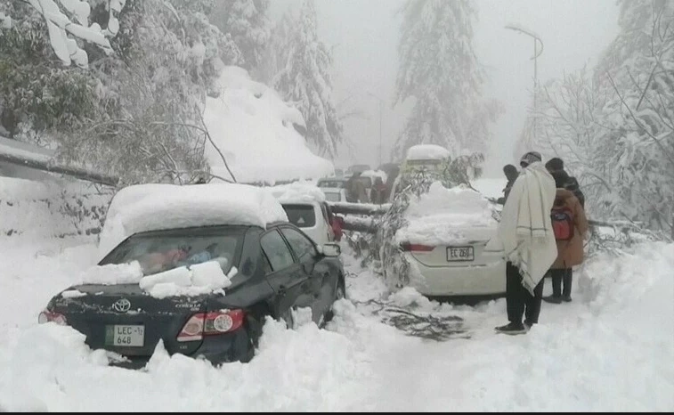 Karachi braves for heavy rain, Upper Dir life disrupted by snowfall