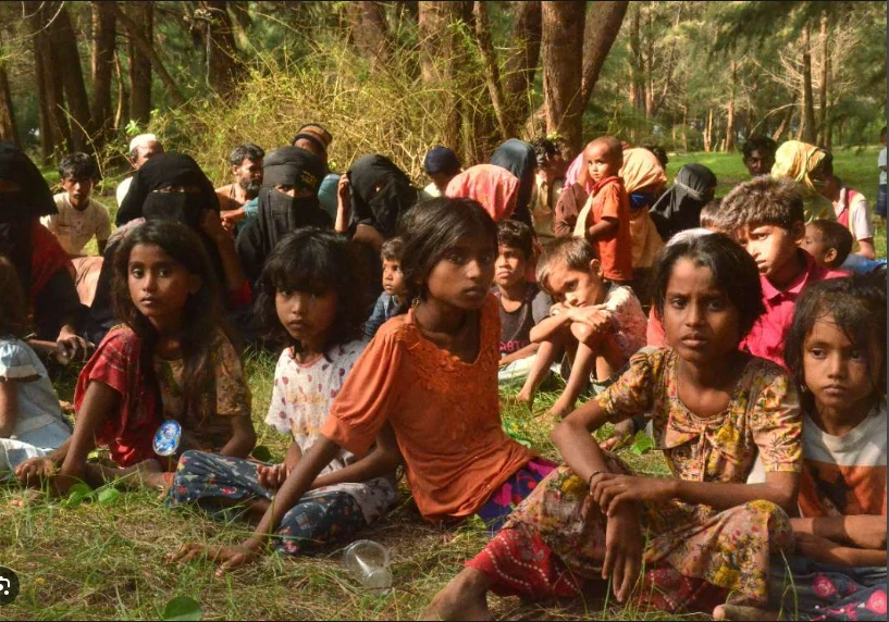 Over 100 Rohingya refugees flee Malaysian detention camp