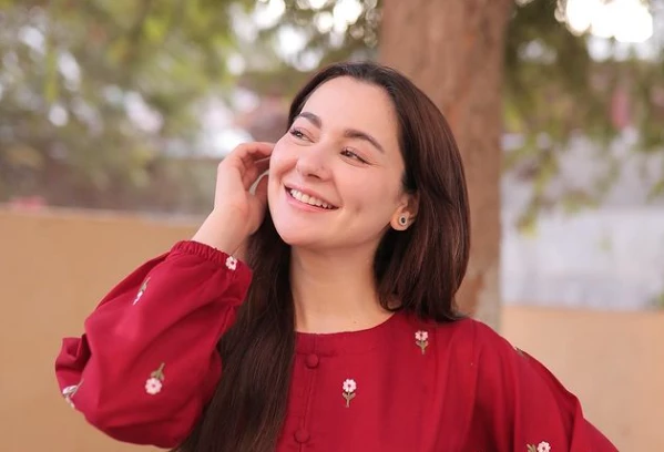 Hania Aamir stuns masses while lip-synching ‘Mera Koi Si’