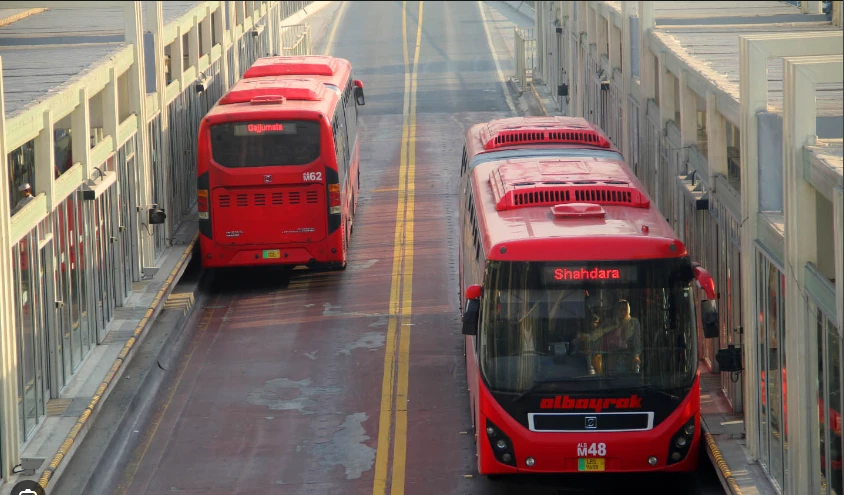 Thieves cut, steal safety grills around Lahore’s metro bus route