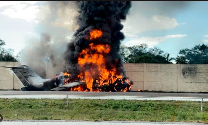 2 dead after private jet crashes onto Florida highway