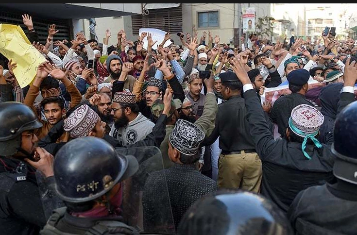 Police baton-charge TLP rally in Karachi, arrest leaders