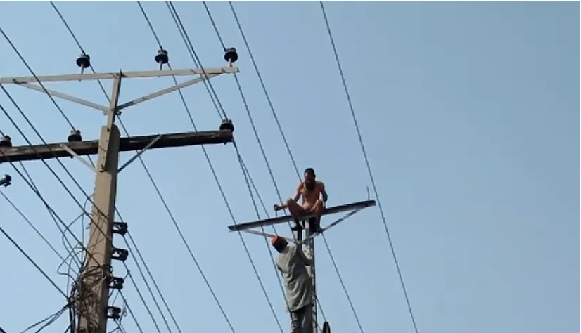 Naked Nawaz Sharif fan climbs up Swabi electric pole