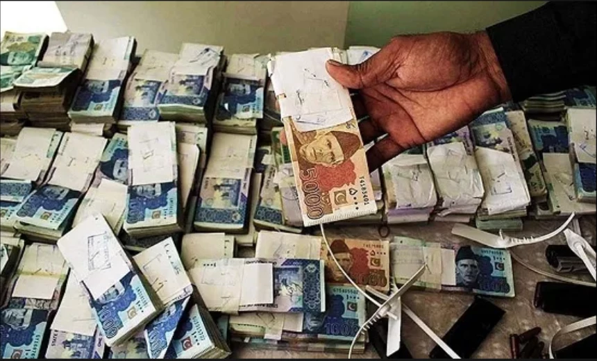 Daharki primary teacher returns bag full of currency notes