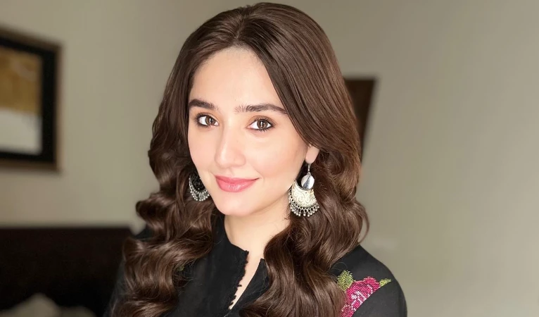 Durefishan Saleem exhibits desi charm in traditional outfit