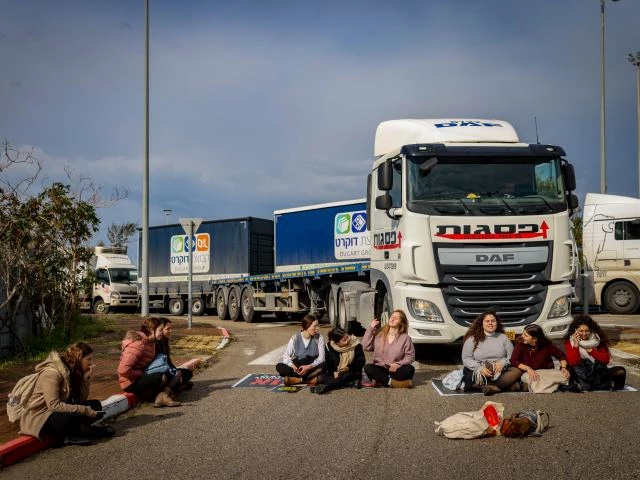 Israeli protesters block aid convoys bound for Gaza